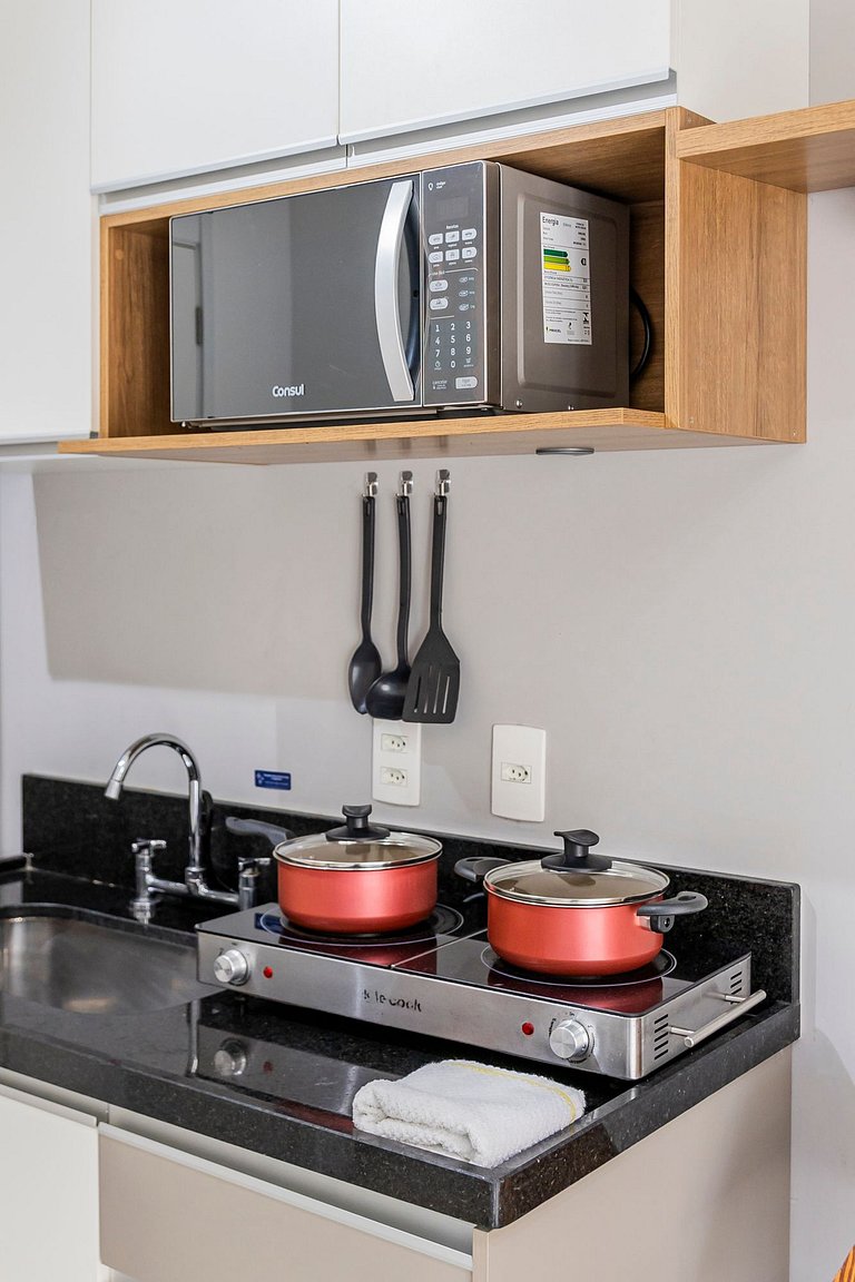 Studio na Vila Madalena c/ varanda e AC | Delfhy