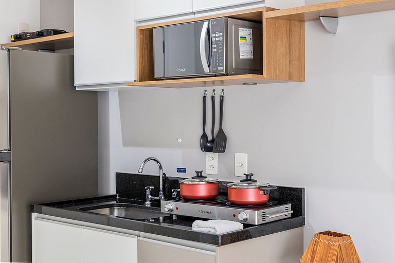 Studio na Vila Madalena c/ varanda e AC | Delfhy