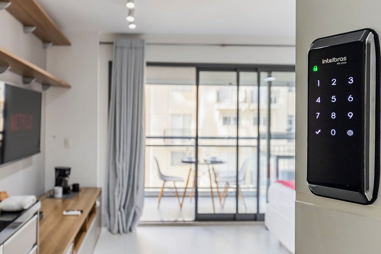 Studio na Vila Madalena c/ varanda e AC | Delfhy