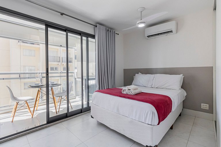 Studio na Vila Madalena c/ varanda e AC | Delfhy