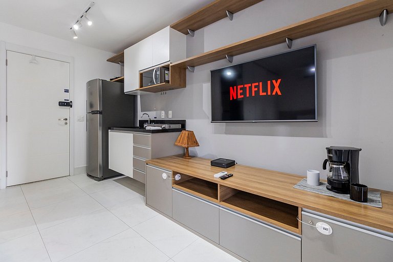 Studio na Vila Madalena c/ varanda e AC | Delfhy