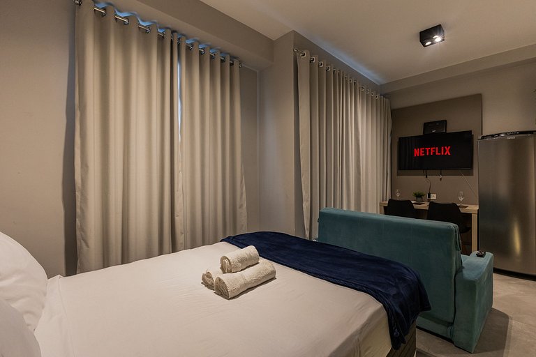 Studio Elegante na Vila Madalena c/ Varanda + AC