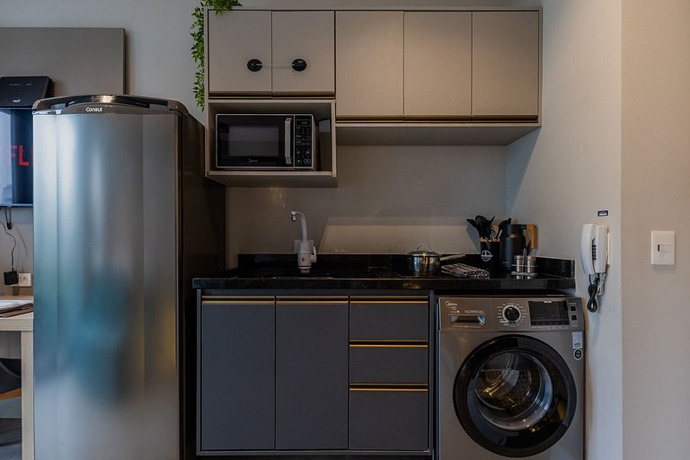 Studio Elegante na Vila Madalena c/ Varanda + AC