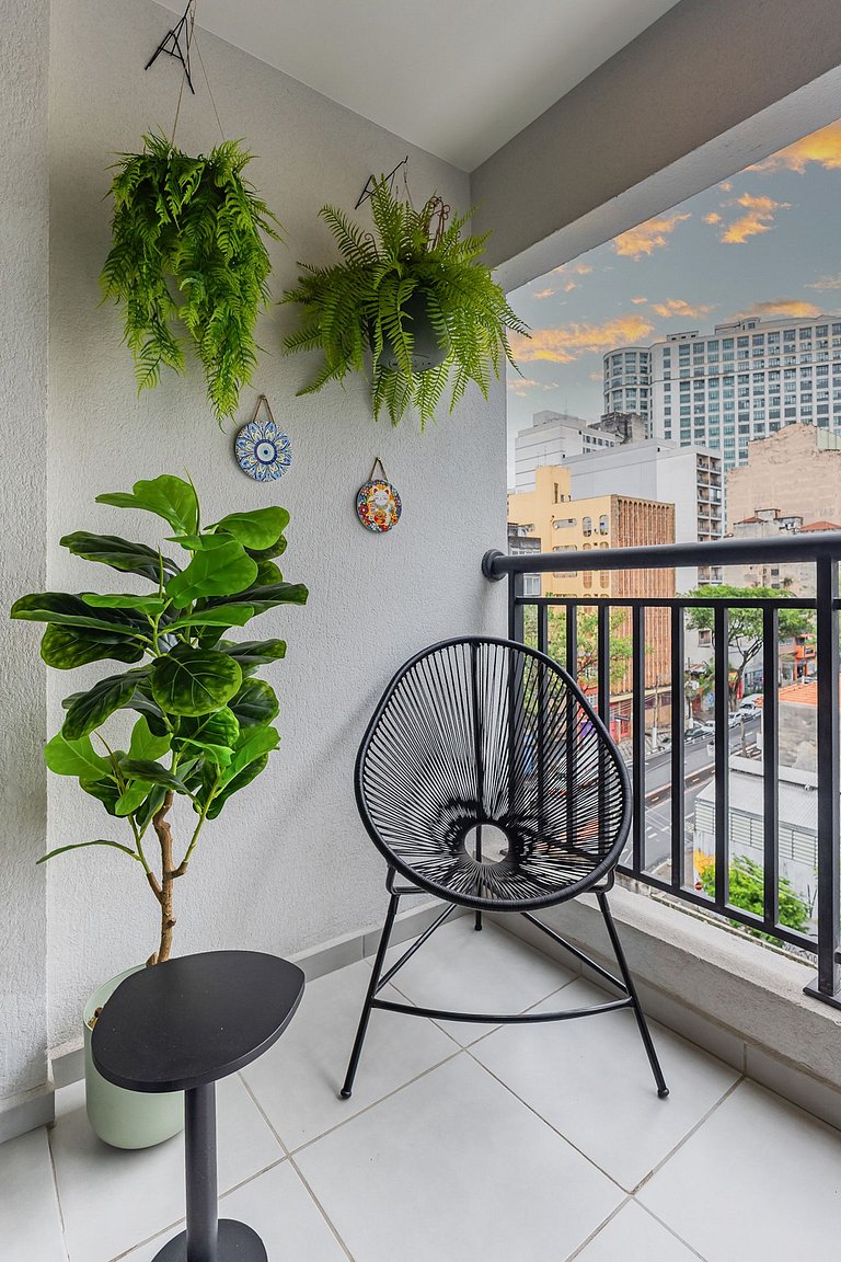 Belo Studio na Liberdade | Piscina, Varanda, Wi-Fi