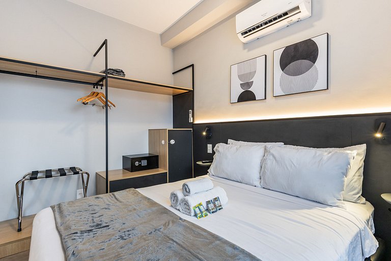 Encanto de Studio na Vila Madalena | Varanda e AC