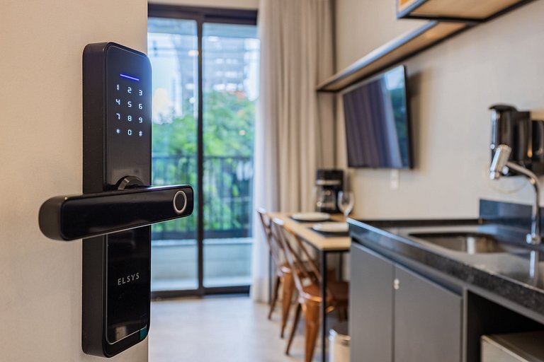 Encanto de Studio na Vila Madalena | Varanda e AC