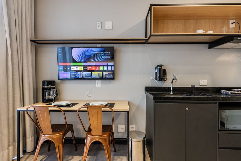 Encanto de Studio na Vila Madalena | Varanda e AC