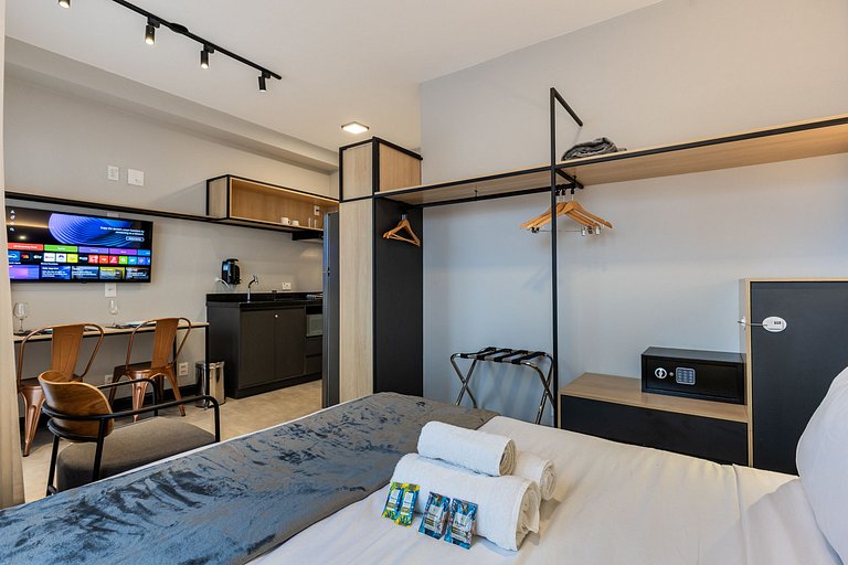 Encanto de Studio na Vila Madalena | Varanda e AC