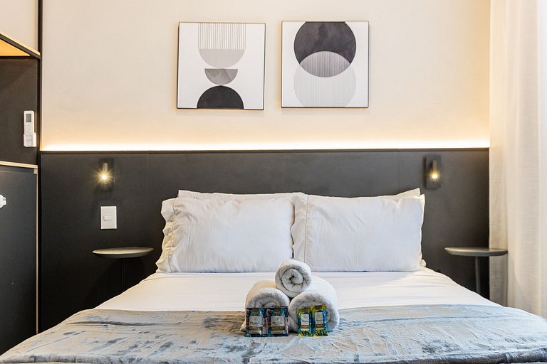 Encanto de Studio na Vila Madalena | Varanda e AC