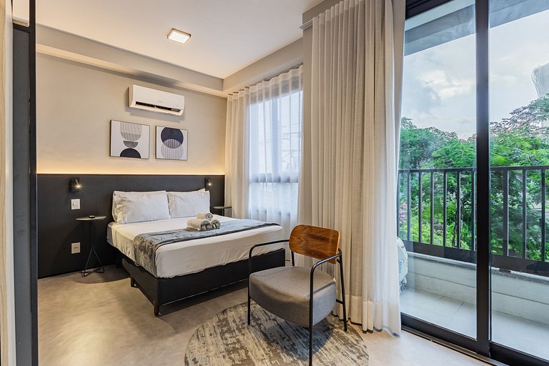 Encanto de Studio na Vila Madalena | Varanda e AC