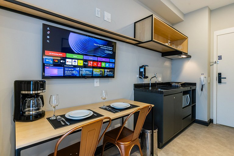 Encanto de Studio na Vila Madalena | Varanda e AC