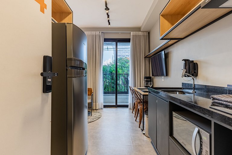 Encanto de Studio na Vila Madalena | Varanda e AC