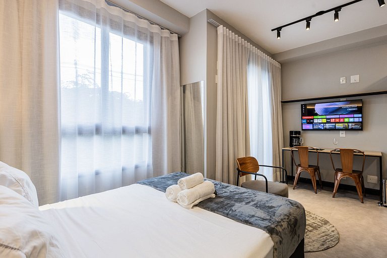 Encanto de Studio na Vila Madalena | Varanda e AC