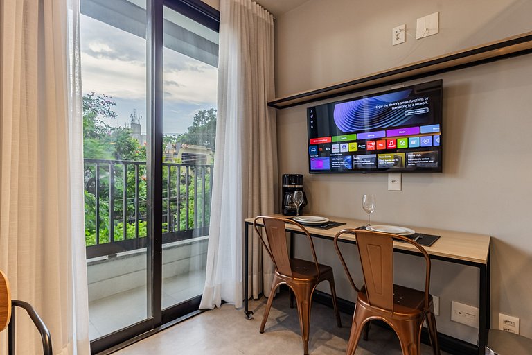 Encanto de Studio na Vila Madalena | Varanda e AC