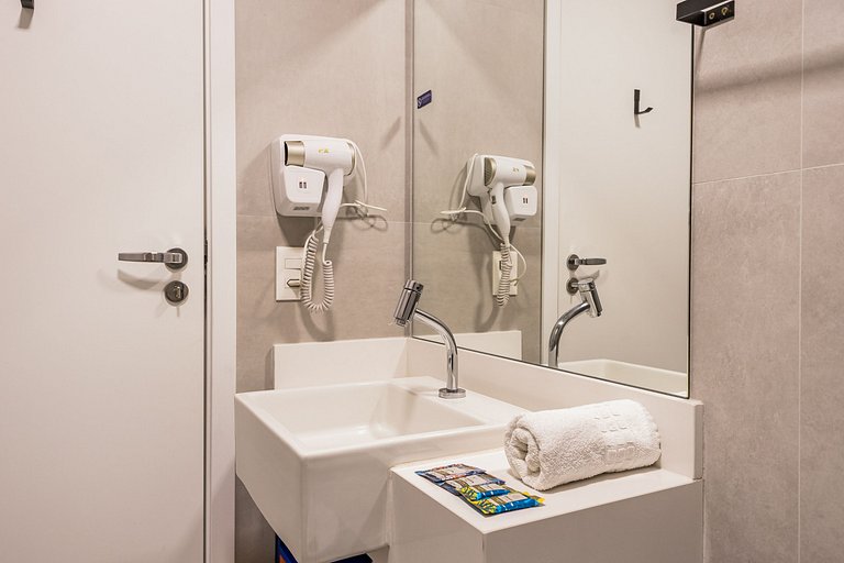 Encanto de Studio na Vila Madalena | Varanda e AC