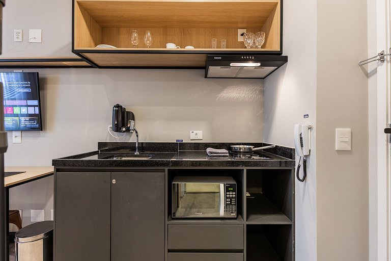 Encanto de Studio na Vila Madalena | Varanda e AC