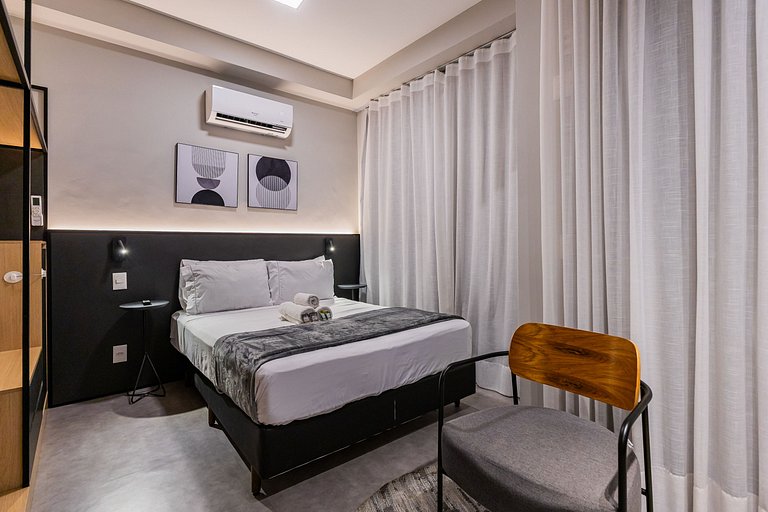 Encanto de Studio na Vila Madalena | Varanda e AC