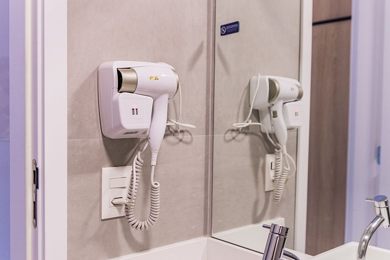 Encanto de Studio na Vila Madalena | Varanda e AC