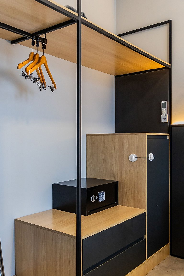 Encanto de Studio na Vila Madalena | Varanda e AC