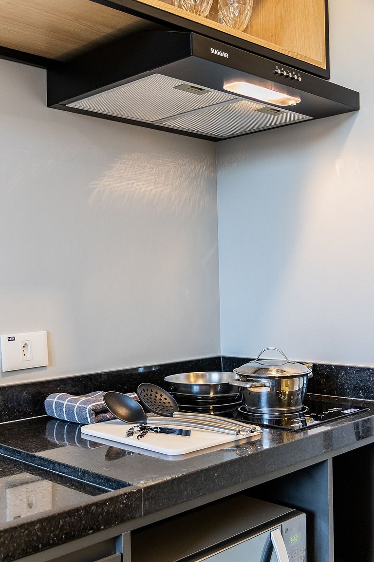 Encanto de Studio na Vila Madalena | Varanda e AC