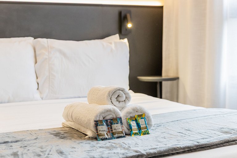 Encanto de Studio na Vila Madalena | Varanda e AC