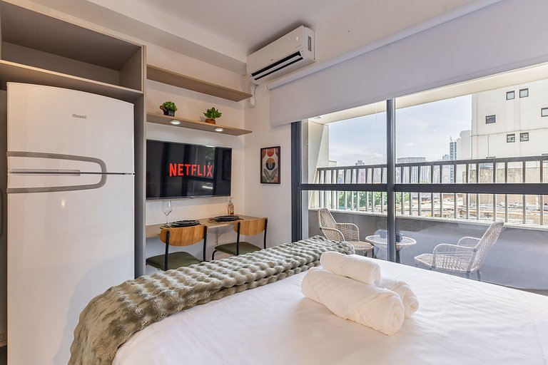 Estiloso Studio na Liberdade | Piscina no rooftop